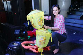 Mai Phương Thúy rạng rỡ đi làm từ thiện