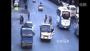 Hoảng hồn cảnh nằm giữa đường chờ xe tải đâm