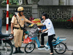 Ảnh: Nữ sinh vi phạm, ngược đường chạy trốn CSGT