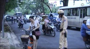 Xem CSGT Hà Nội hóa trang, quay phim người vi phạm
