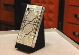 Cận cảnh điện thoại Dior giá 3,15 tỷ đồng ở Hà Nội