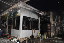 Xe bồn tiếp xăng bốc cháy, 3 người bị bỏng