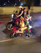 Xôn xao clip 2 cậu bé mặc quần áo cảnh sát, đi xe máy