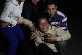 Vụ tàu cá bị đâm chìm: Quỵ ngã đón thi thể chồng