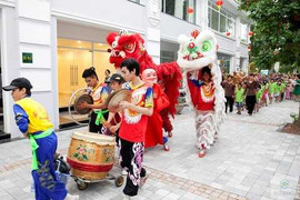 Hơn 500 em thiếu nhi tham gia rước đèn tại Ecopark