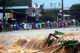 Xả lũ đột ngột, cả thị trấn tan hoang trong phút chốc