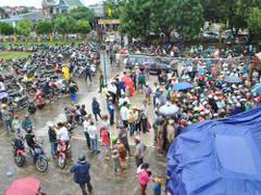 Ngàn người xem xử thanh niên cán người đến chết