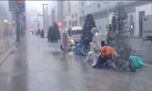 Xếp hàng trong mưa bão chờ iPhone mới