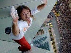 Clip: Tay không leo toà nhà 268m