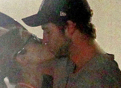 Tình cũ Miley Cyrus hôn đắm đuối bạn gái mới