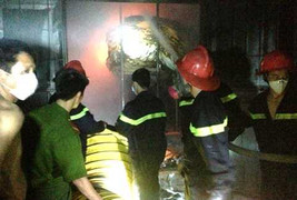 Cháy ki-ốt gần chợ vải, tiểu thương hoảng loạn