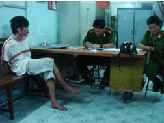 Dọa đốt cây xăng, dùng kiếm chém công an