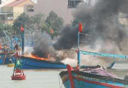 Tàu câu mực bốc cháy khi đang tránh trú bão số 8