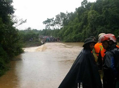 Khẩn cấp tìm kiếm 5 người và ô tô giữa dòng nước xiết