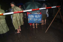 Ô tô chở 7 người qua đập tràn, 5 người mất tích