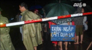 Video: Lũ cuốn phăng ôtô 7 chỗ, 5 người mất tích