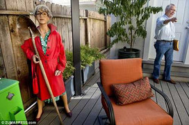 Đổ xô đến nhà góa phụ giết người hàng loạt khét tiếng