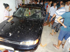 Ô tô 'điên' cuốn 3 cháu bé vào gầm