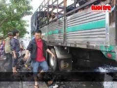 Clip: Vừa qua hầm chui Thủ Thiêm, xe tải cháy đen thui