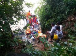 Tìm thấy mảnh vỡ của chiếc Innova bị lũ cuốn trôi