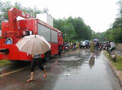 Huy động máy dò bom tìm 5 nạn nhân và ô tô mất tích