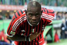 Đùa quá đà, siêu quậy Balotelli suýt no đòn