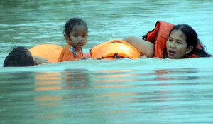 Clip: Bộ đội vượt lũ cứu 19 quân dân Campuchia