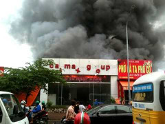 Video: Showroom ôtô ở Hà Nội bốc cháy dữ dội