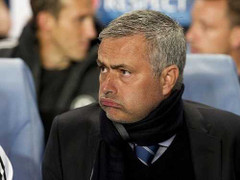 Mourinho chỉ thích... lái xe tăng