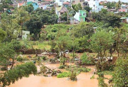 Xả lũ ngập thị trấn: Chính quyền đổ lỗi cho dân