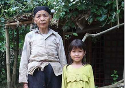 Bé gái mồ côi nhịn đói cuốc bộ 6km đến trường