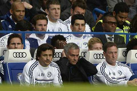 Mata biến mất, Mourinho bạc tóc trước Fulham