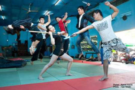 Nghẹt thở màn đấu võ 1 chọi 10 của thiếu nữ xinh đẹp