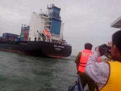 Tàu container đâm vỡ tàu cá rồi bỏ chạy