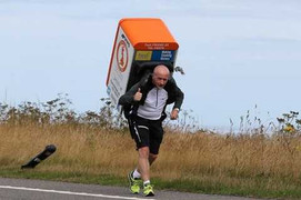 Quý ông vác tủ lạnh trên lưng chạy 1.000km