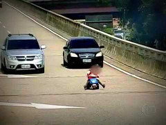 Clip: Bé 8 tuổi lao xe trên đường cao tốc