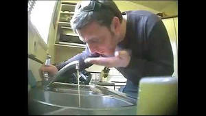 Không tin nổi vòi nước chảy ra... bia!