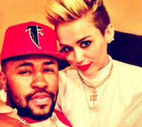 Chia tay hôn phu, Miley Cyrus công khai tình mới