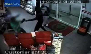 Rút giày chống trả trộm cầm dao hung hãn