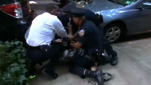 Video: Cảnh sát Mỹ đánh sinh viên phản đối tướng CIA