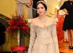 Lý Nhã Kỳ lại diện váy tiền tỷ dự tiệc