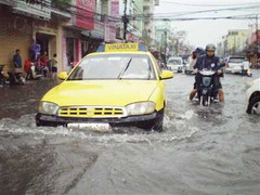 Clip: TP.HCM ngập nặng sau một cơn mưa nhỏ