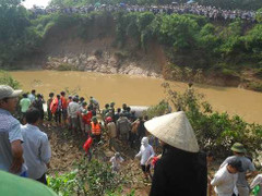 Thi thể bé trai trôi dạt cách đập Khe Ang 120km