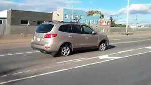 Xe Hyundai Santa Fe chạy không cần lốp