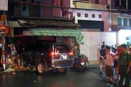 Clip: Ôtô lao vào nhà dân tông chết người