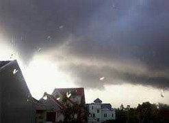 Video: Lốc xoáy tốc hơn 100 mái nhà ở Sóc Trăng