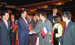 Thủ tướng Nguyễn Tấn Dũng tới Paris