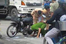 Clip: Tránh vũng nước, bị xe tải cán chết thảm