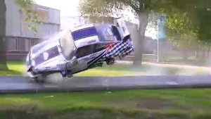 Porsche gặp nạn lao xuống mương