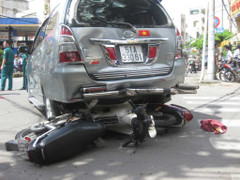 Nhân viên rửa xe lùi ô tô, 2 người nhập viện